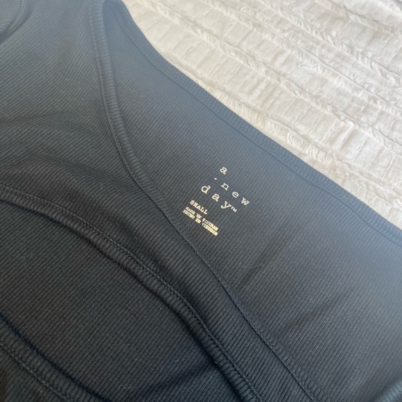 CUT OUT- LONGSLEEVE - Picture 2 of 3